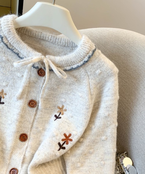LUCPY(ラクピー)の「フラワー刺繍 ラウンドカラーニットカーディガン(カーディガン/ボレロ・レディース・レッド/グレー/ホワイト・FREE)」の5枚目の写真