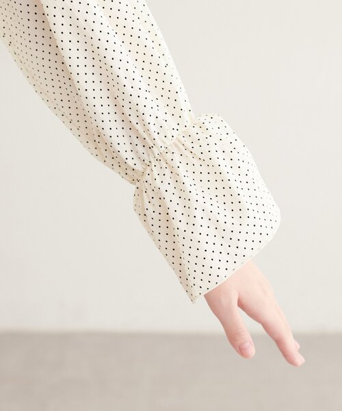 natural couture(ナチュラルクチュール)の「クロスフリルデザインブラウス(シャツ/ブラウス・レディース・ベージュ系その他/オフホワイト/サックスブルー/ホワイト系その他/ブラウン・FREE)」の17枚目の写真