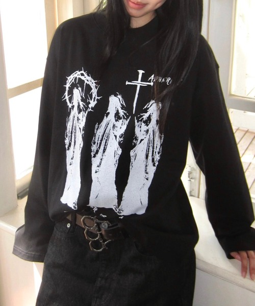 lilful(リルフル)の「【26年秋冬新作】ヴィンテージライククロスグラフィックロンT(Tシャツ/カットソー・メンズ・ホワイト/ブラック・M)」の2枚目の写真