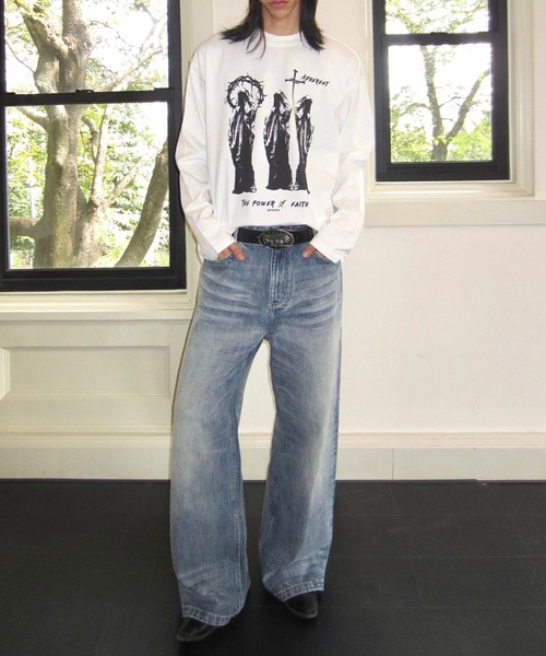 lilful(リルフル)の「【26年秋冬新作】ヴィンテージライククロスグラフィックロンT(Tシャツ/カットソー・メンズ・ホワイト/ブラック・M)」の4枚目の写真
