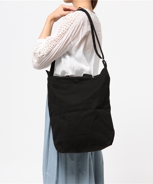 BAGGU（バグー）の「DUCK PACK（BAGGU）（ショルダーバッグ・レディース・ブラック/ホワイト/ブラウン/インディゴブルー/アイボリー・FREE）」の6枚目の写真