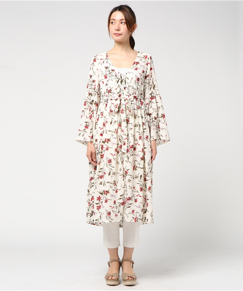 VENCEEXCHANGE（ヴァンスエクスチェンジ）の「ジョーゼット花柄プリントガウン（ワンピース・レディース・オフホワイト/ダークブルー・MEDIUM）」の3枚目の写真