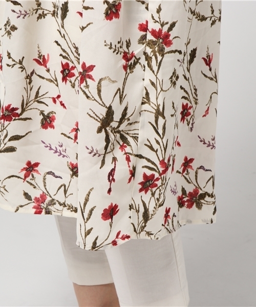 VENCEEXCHANGE（ヴァンスエクスチェンジ）の「ジョーゼット花柄プリントガウン（ワンピース・レディース・オフホワイト/ダークブルー・MEDIUM）」の9枚目の写真