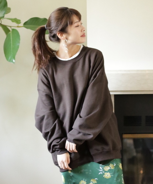 EMMA NOVEMBER　（エマノーヴェンバー）の「ビッグシルエット ドロップショルダー クルー スウェット（スウェット・レディース・ホワイト/レッド/ブラック/ネイビー/グレー/ダークグリーン/ダークブラウン/ピンク/パープル/セージグリーン/マルーン/オレンジ/ライトブルー/ゴールド/ミント・FREE/1/2）」の4枚目の写真