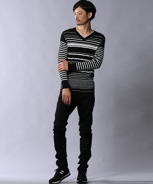 5351 POUR LES HOMMES(ゴーサンゴーイチプールオム)の「クラッシュボーダーVネックニット(ニット/セーター・メンズ・ホワイト/ブルー/ブラック・44/46/48)」の12枚目の写真