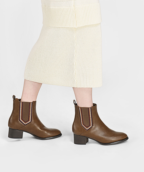CHARLES & KEITH(チャールズ & キース)の「エンベリッシュドチェルシーカフブーツ / EMBELLISHED CHELSEA CALF BOOTS(ブーツ・レディース・ブラウン・22.5cm/23.5cm/23cm/24.5cm/25cm)」の2枚目の写真
