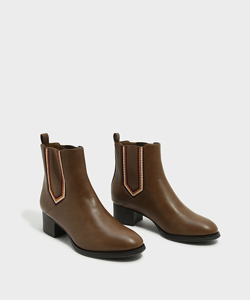 CHARLES & KEITH(チャールズ & キース)の「エンベリッシュドチェルシーカフブーツ / EMBELLISHED CHELSEA CALF BOOTS(ブーツ・レディース・ブラウン・22.5cm/23.5cm/23cm/24.5cm/25cm)」の3枚目の写真