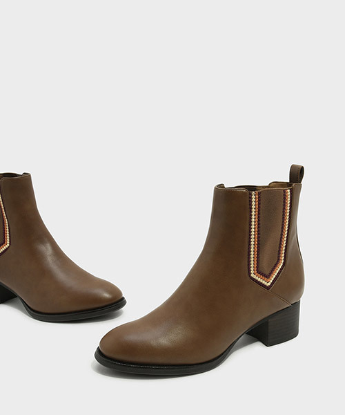 CHARLES & KEITH(チャールズ & キース)の「エンベリッシュドチェルシーカフブーツ / EMBELLISHED CHELSEA CALF BOOTS(ブーツ・レディース・ブラウン・22.5cm/23.5cm/23cm/24.5cm/25cm)」の4枚目の写真