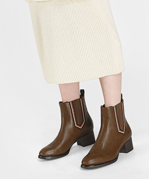 CHARLES & KEITH(チャールズ & キース)の「エンベリッシュドチェルシーカフブーツ / EMBELLISHED CHELSEA CALF BOOTS(ブーツ・レディース・ブラウン・22.5cm/23.5cm/23cm/24.5cm/25cm)」の7枚目の写真