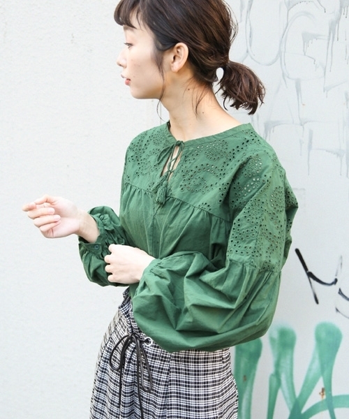 LOWRYS FARM(ローリーズファーム)の「カットワークソデボリュームブラウス 784104(シャツ/ブラウス・レディース・ブラック/グリーン/オフホワイト・MEDIUM/LARGE)」の3枚目の写真