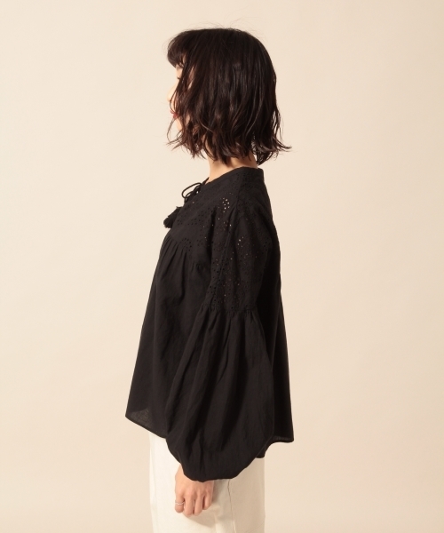 LOWRYS FARM(ローリーズファーム)の「カットワークソデボリュームブラウス 784104(シャツ/ブラウス・レディース・ブラック/グリーン/オフホワイト・MEDIUM/LARGE)」の4枚目の写真