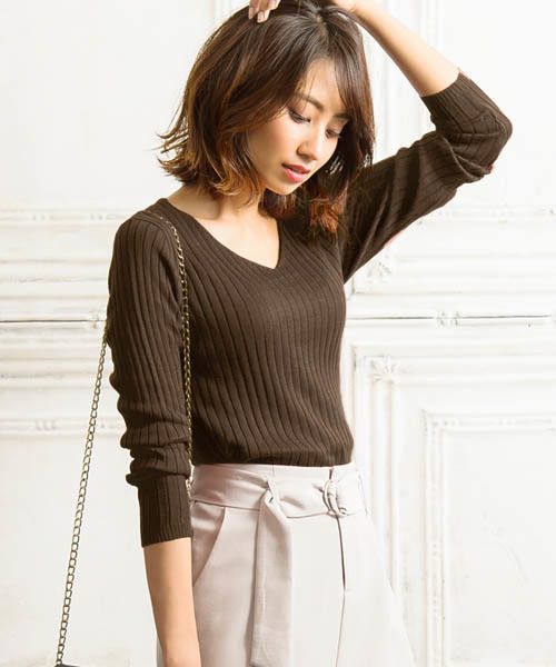 Pierrot(ピエロ)の「Vネックとボートネックから選べる綿混リブニット(ニット/セーター・レディース・ブラック/ネイビー/レッド/パープル/ピンク/杢グレー/アイボリー/ベージュ系その他/ブルー/イエロー/ミント/マスタード/グリーン系その他/オレンジ系その他/グリーン系その他2/ブルー系その他3/オレンジ系その他2/ブラック系その他/ピンク系その他/ベージュ系その他2/ブルー系その他4/グレー系その他/ブルー系その他/ホワイト系その他2/ブルー系その他2/ブルー系その他5/ブラウン/ホワイト系その他/ブラウン系その他/イエロー系その他/ホワイト系その他3・M/L)」の9枚目の写真