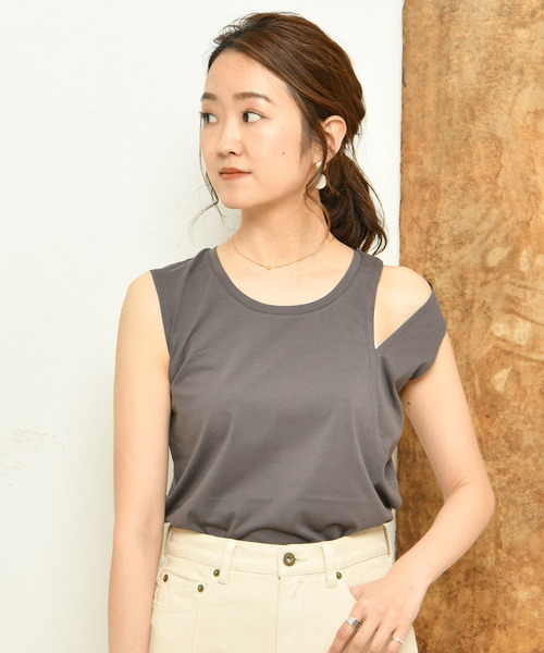 DouDou(ドゥドゥ)の「デコルテカットソー(Tシャツ/カットソー・レディース・チャコールグレー/ベージュ/グリーン/バイオレット・FREE)」の2枚目の写真