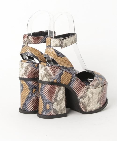 Jeffrey Campbell(ジェフリーキャンベル)の「パイソン柄ボリュームヒールサンダル(サンダル・レディース・ベージュ・37/38/36)」の2枚目の写真