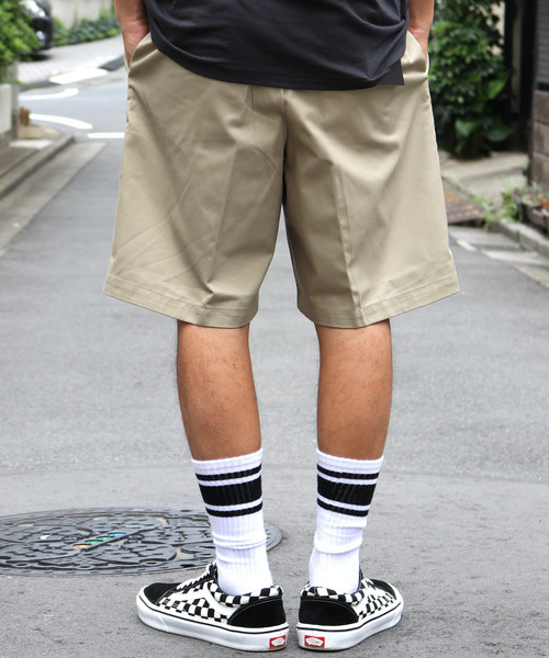 Dickies（ディッキーズ）の「Dickies/ディッキーズ TCtwill two tucked wide short pants（チノパンツ・メンズ・ブラック/ベージュ・30inch）」の4枚目の写真