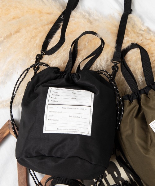 WEGO（ウィゴー）の「WEGO/ミリタリー2WAY巾着バッグ（ショルダーバッグ・メンズ・ブラック/カーキ/キャメル・FREE）」の2枚目の写真