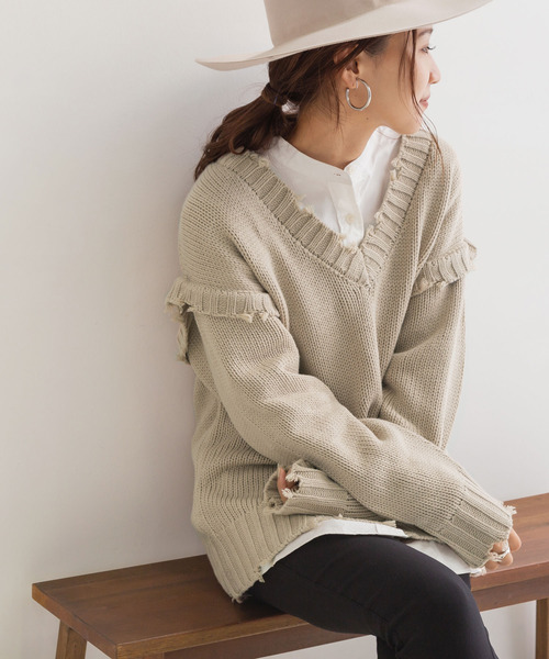 Newlyme(ニューリーミー)の「ダメージVネックニット【R】(ニット/セーター・レディース・チャコールグレー/ベージュ/パープル・M-L)」の1枚目の写真