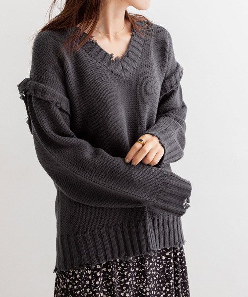 Newlyme(ニューリーミー)の「ダメージVネックニット【R】(ニット/セーター・レディース・チャコールグレー/ベージュ/パープル・M-L)」の2枚目の写真