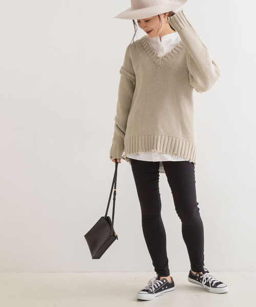 Newlyme(ニューリーミー)の「ダメージVネックニット【R】(ニット/セーター・レディース・チャコールグレー/ベージュ/パープル・M-L)」の4枚目の写真