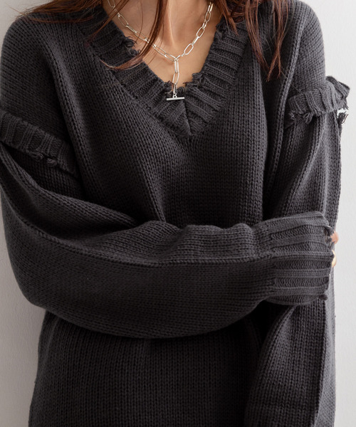 Newlyme(ニューリーミー)の「ダメージVネックニット【R】(ニット/セーター・レディース・チャコールグレー/ベージュ/パープル・M-L)」の7枚目の写真