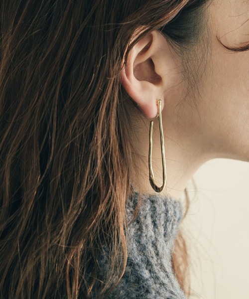 SMELLY(スメリー)の「タテナガラインメタルイヤリング(イヤリング・レディース・ゴールド・-)」の1枚目の写真