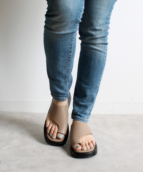 Fabby fabby（ファビィーファビィー）の「トング厚底フラットサンダル（サンダル・レディース・ホワイト/ベージュ/ブラック・MEDIUM/SS/LARGE/SMALL）」の11枚目の写真