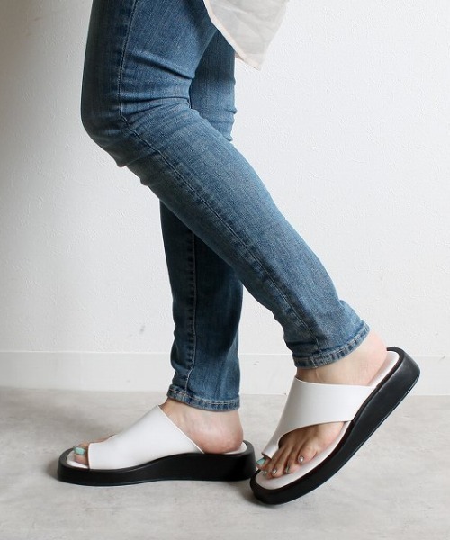 Fabby fabby（ファビィーファビィー）の「トング厚底フラットサンダル（サンダル・レディース・ホワイト/ベージュ/ブラック・MEDIUM/SS/LARGE/SMALL）」の6枚目の写真