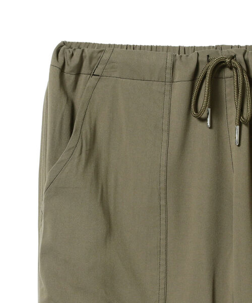 BEAMS LIGHTS（ビームスライツ）の「BEAMS LIGHTS / ソリッド レーヨン ベイカーイージーパンツ（その他パンツ・メンズ・オリーブ/ブラック・LARGE/SMALL/MEDIUM）」の7枚目の写真