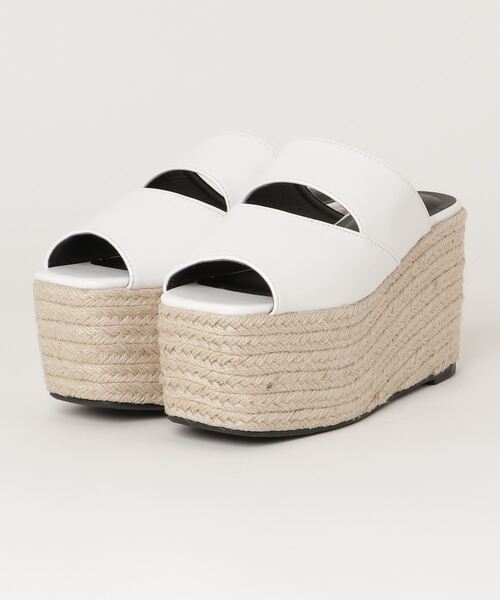 chumchum(チャムチャム)の「バルキーカッティングサンダル(サンダル・レディース・ホワイト/ブラック・M/LL/L/S)」の2枚目の写真