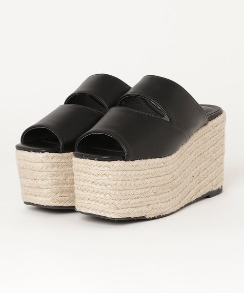 chumchum(チャムチャム)の「バルキーカッティングサンダル(サンダル・レディース・ホワイト/ブラック・M/LL/L/S)」の1枚目の写真