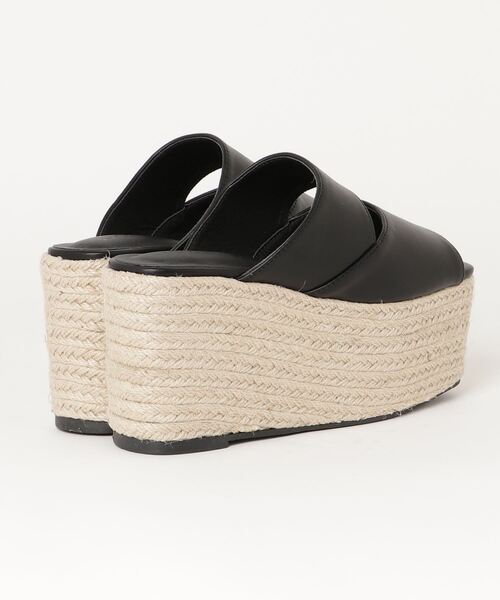 chumchum(チャムチャム)の「バルキーカッティングサンダル(サンダル・レディース・ホワイト/ブラック・M/LL/L/S)」の3枚目の写真