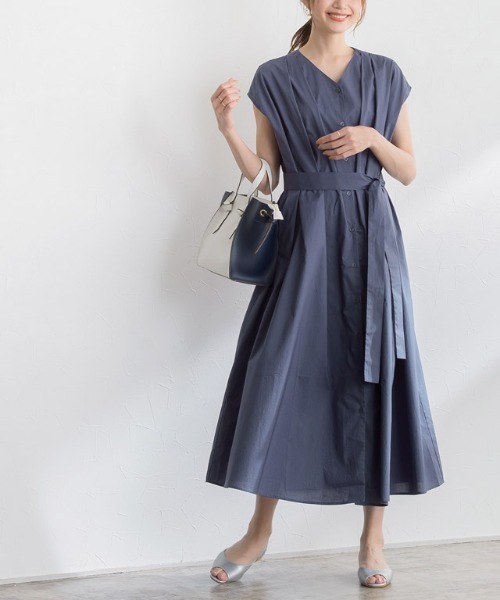 Pierrot（ピエロ）の「フレンチスリーブタックワンピース 綿100%（シャツワンピース・レディース・ライトベージュ/ネイビー系・L/M）」の2枚目の写真