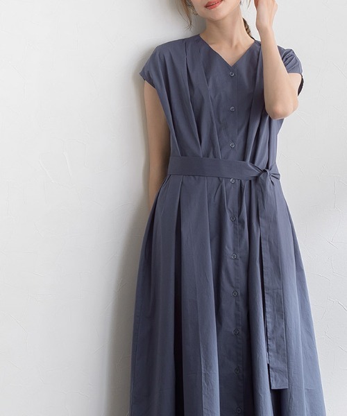 Pierrot（ピエロ）の「フレンチスリーブタックワンピース 綿100%（シャツワンピース・レディース・ライトベージュ/ネイビー系・L/M）」の3枚目の写真