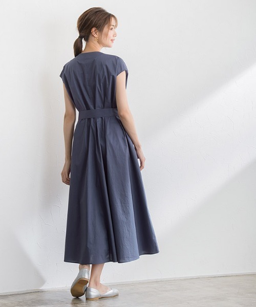 Pierrot（ピエロ）の「フレンチスリーブタックワンピース 綿100%（シャツワンピース・レディース・ライトベージュ/ネイビー系・L/M）」の4枚目の写真