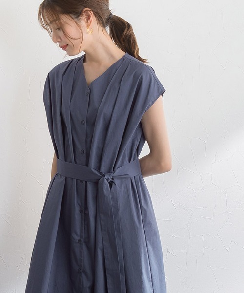 Pierrot（ピエロ）の「フレンチスリーブタックワンピース 綿100%（シャツワンピース・レディース・ライトベージュ/ネイビー系・L/M）」の6枚目の写真