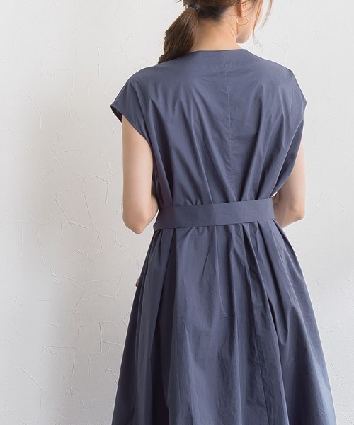 Pierrot（ピエロ）の「フレンチスリーブタックワンピース 綿100%（シャツワンピース・レディース・ライトベージュ/ネイビー系・L/M）」の7枚目の写真