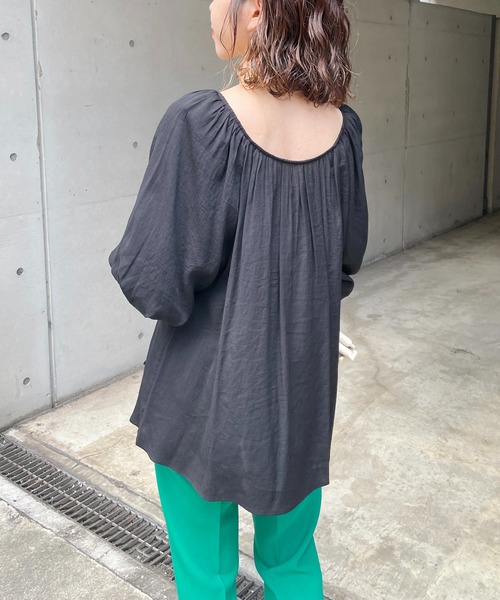 CAPRICIEUX LE'MAGE（カプリシューレマージュ）の「後ろUネックチュニックブラウス（シャツ/ブラウス・レディース・ブラック/ホワイト/グリーン・FREE）」の9枚目の写真