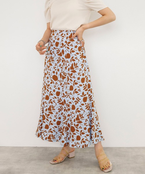 w closet（ダブルクローゼット）の「中花プリントマーメイドスカート（スカート・レディース・ホワイト×ブラック/ブルー系その他・FREE）」の2枚目の写真