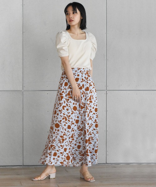w closet（ダブルクローゼット）の「中花プリントマーメイドスカート（スカート・レディース・ホワイト×ブラック/ブルー系その他・FREE）」の3枚目の写真