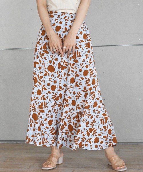 w closet（ダブルクローゼット）の「中花プリントマーメイドスカート（スカート・レディース・ホワイト×ブラック/ブルー系その他・FREE）」の7枚目の写真