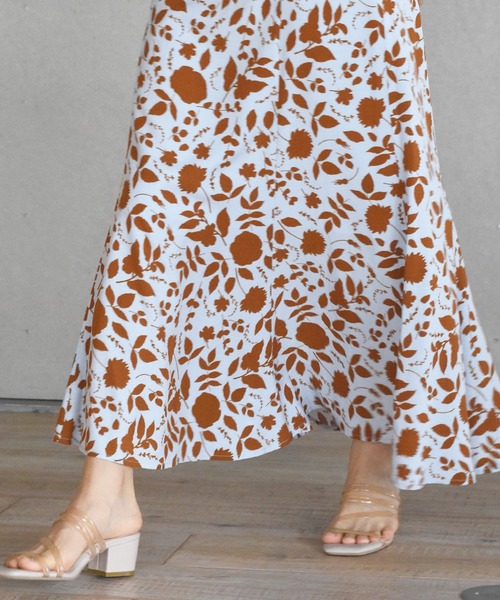 w closet（ダブルクローゼット）の「中花プリントマーメイドスカート（スカート・レディース・ホワイト×ブラック/ブルー系その他・FREE）」の8枚目の写真