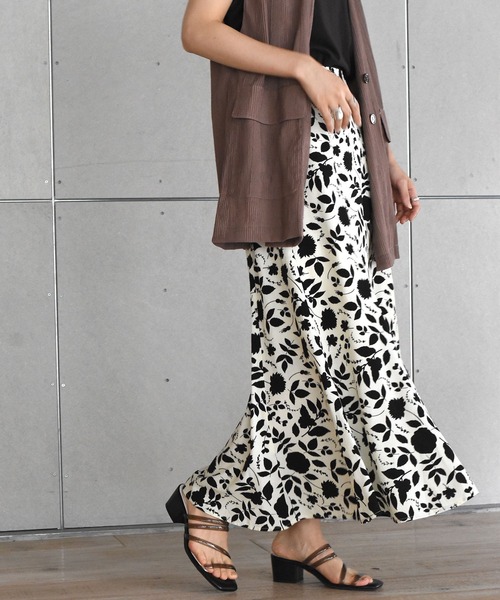w closet（ダブルクローゼット）の「中花プリントマーメイドスカート（スカート・レディース・ホワイト×ブラック/ブルー系その他・FREE）」の14枚目の写真