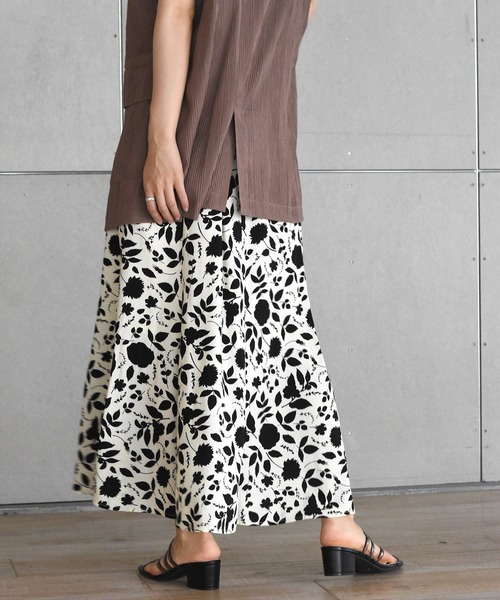w closet（ダブルクローゼット）の「中花プリントマーメイドスカート（スカート・レディース・ホワイト×ブラック/ブルー系その他・FREE）」の15枚目の写真