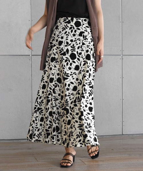 w closet（ダブルクローゼット）の「中花プリントマーメイドスカート（スカート・レディース・ホワイト×ブラック/ブルー系その他・FREE）」の17枚目の写真