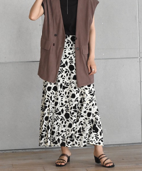 w closet（ダブルクローゼット）の「中花プリントマーメイドスカート（スカート・レディース・ホワイト×ブラック/ブルー系その他・FREE）」の20枚目の写真