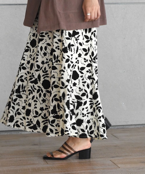 w closet（ダブルクローゼット）の「中花プリントマーメイドスカート（スカート・レディース・ホワイト×ブラック/ブルー系その他・FREE）」の21枚目の写真