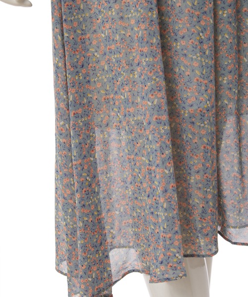 fifth calin（フィフスカラン）の「花柄フレアスリーブシフォンワンピース（ワンピース・レディース・ホワイト/ブルー・MEDIUM）」の9枚目の写真