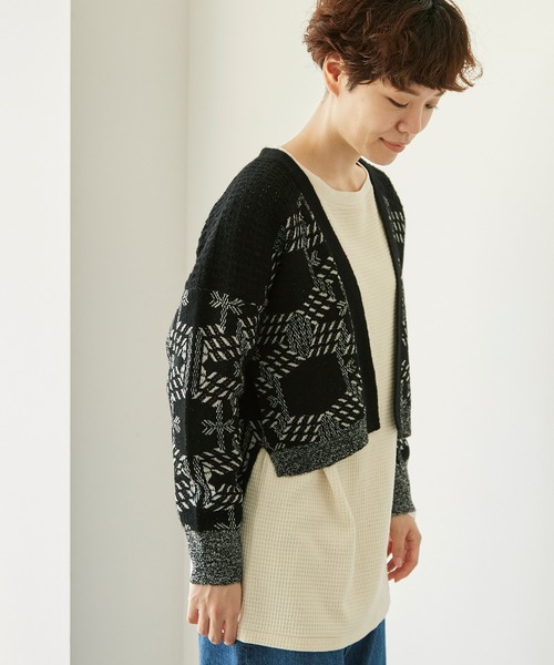nitca（ニトカ）の「トライバルヘキサゴンジャカード ノーカラーカーディガン（カーディガン/ボレロ・レディース・ブラック/アイボリー・FREE）」の6枚目の写真