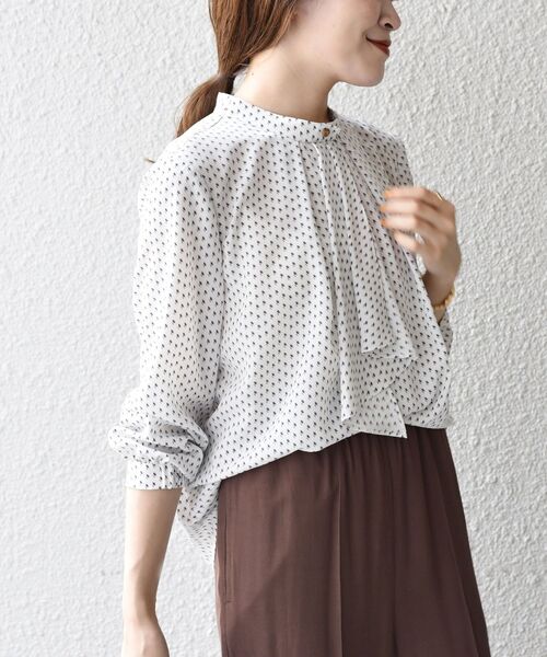 SHIPS（シップス）の「プリントタイブラウス◆（シャツ/ブラウス・レディース・ホワイト/ネイビー/キャメル・36/38）」の2枚目の写真