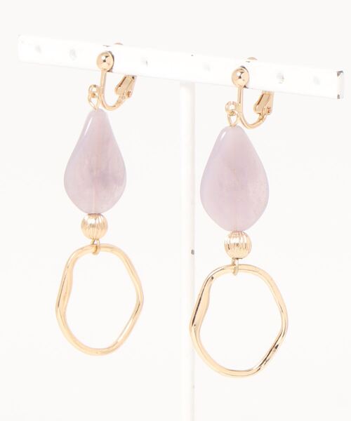 earth music&ecology(アースミュージックアンドエコロジー)の「ドロップアクリルイヤリング *(イヤリング・レディース・ブラウン/ラベンダー・FREE)」の1枚目の写真